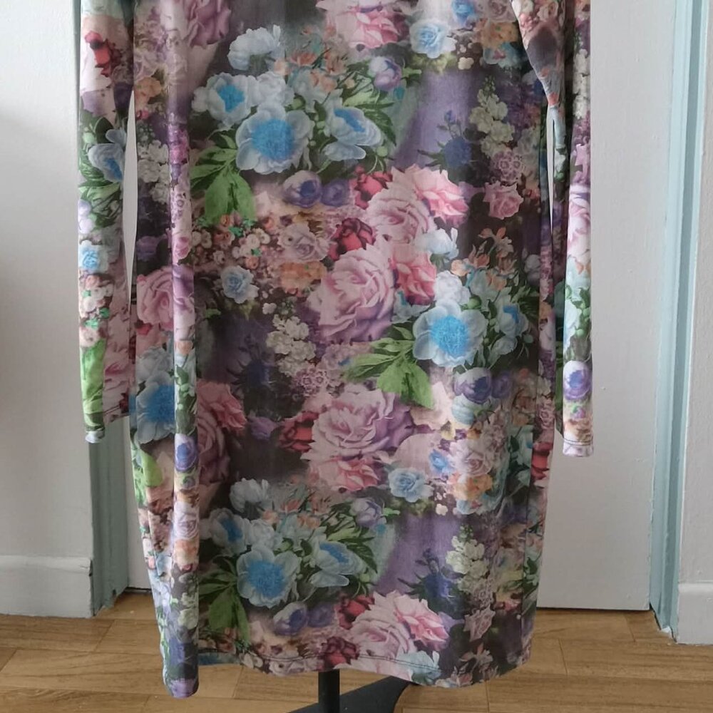 Vintage long-sleeved dress with a faded floral pattern - Picture 2 of 6